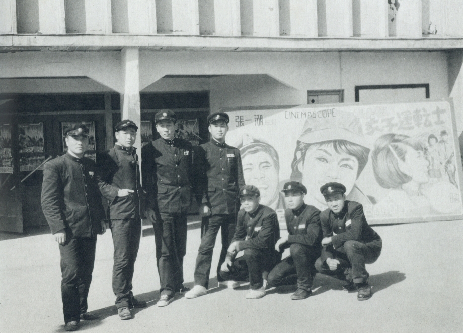 1965년 공주의 호서극장 앞에서 공주고 학생들의 모습 이미지